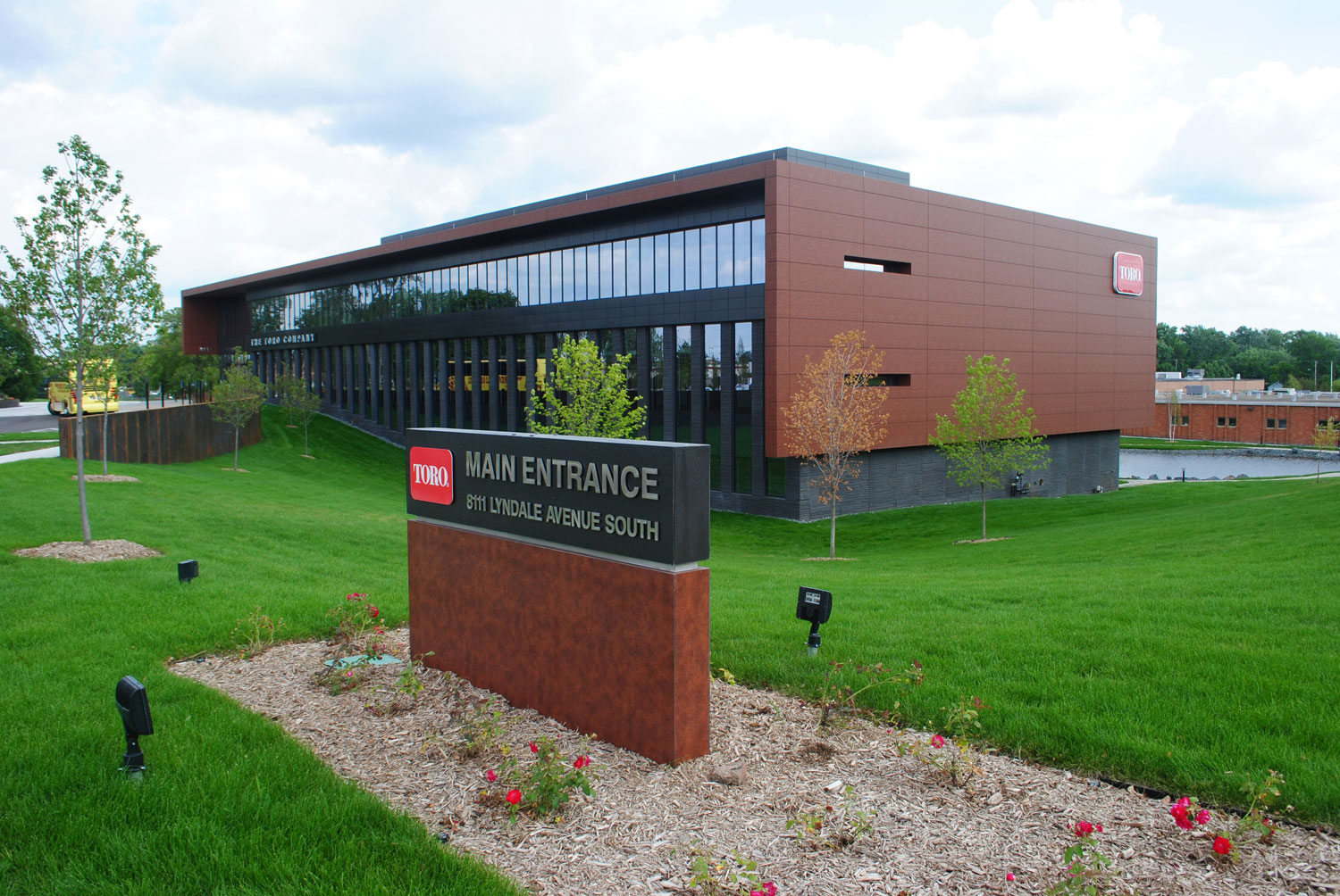 Toro Headquarters, Bloomington, Minnesota, Leo A Daly, Metal Design Systems Inc, ALUCOBOND® NaturAL ACM, Photography by Mike Herbst courtesy of EBP, LLC