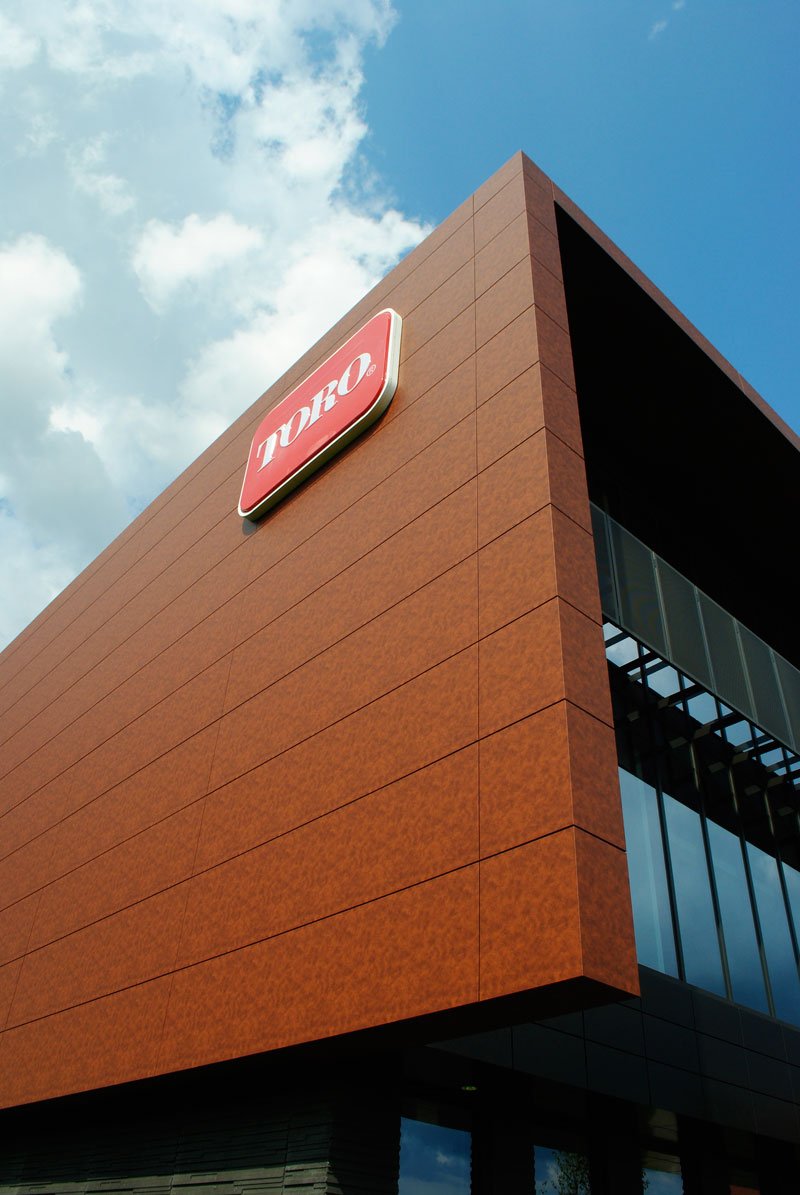 Toro Headquarters, Bloomington, Minnesota, Leo A Daly, Metal Design Systems Inc, ALUCOBOND® NaturAL ACM, Photography by Mike Herbst courtesy of EBP, LLC