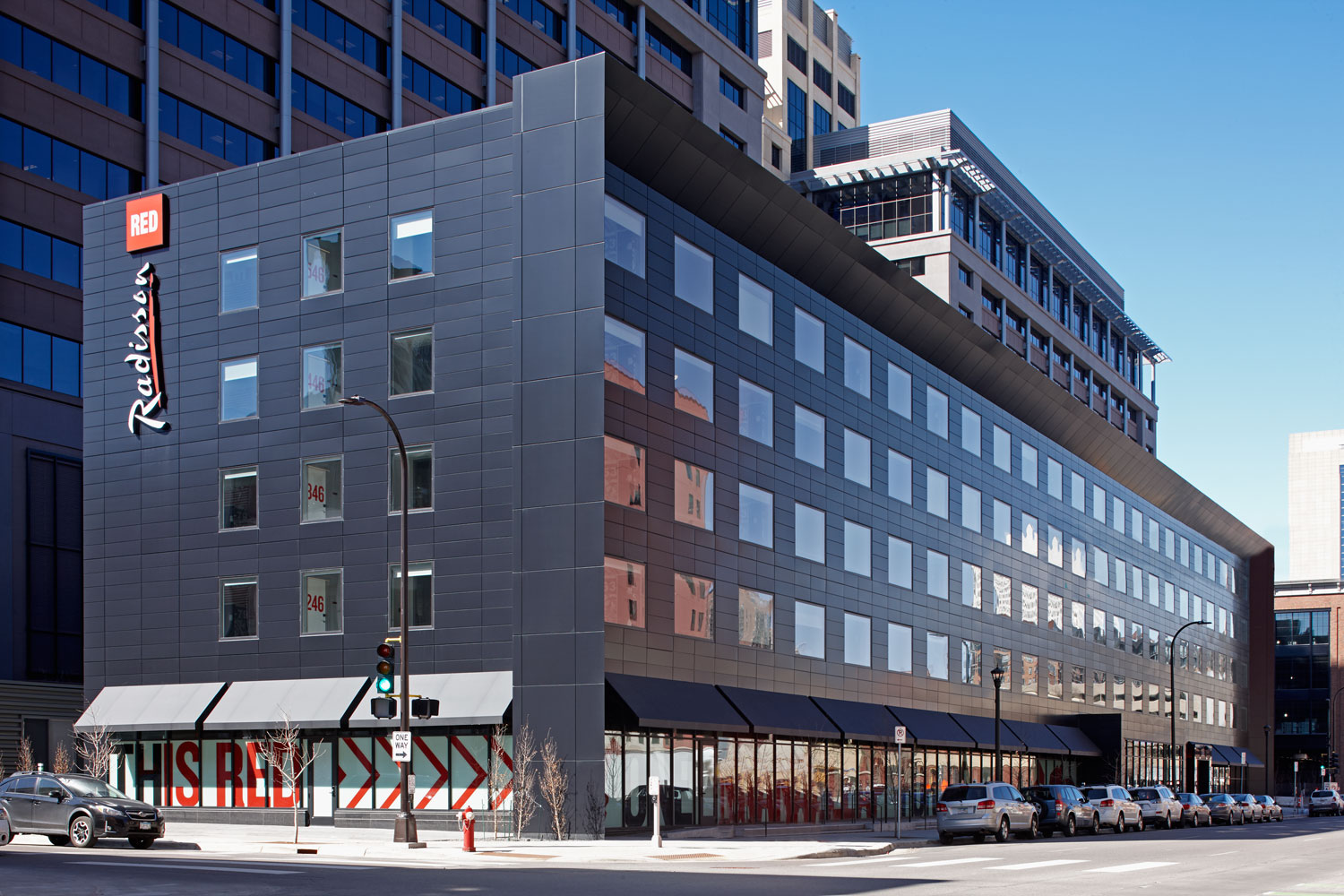 Radison RED Hotel, Minneapolis, ALUCOBOND® PLUS Focus Black, ESG Architecture Design, Atomic Sheet Metal, Ryan Companies US, Bergerson Photography
