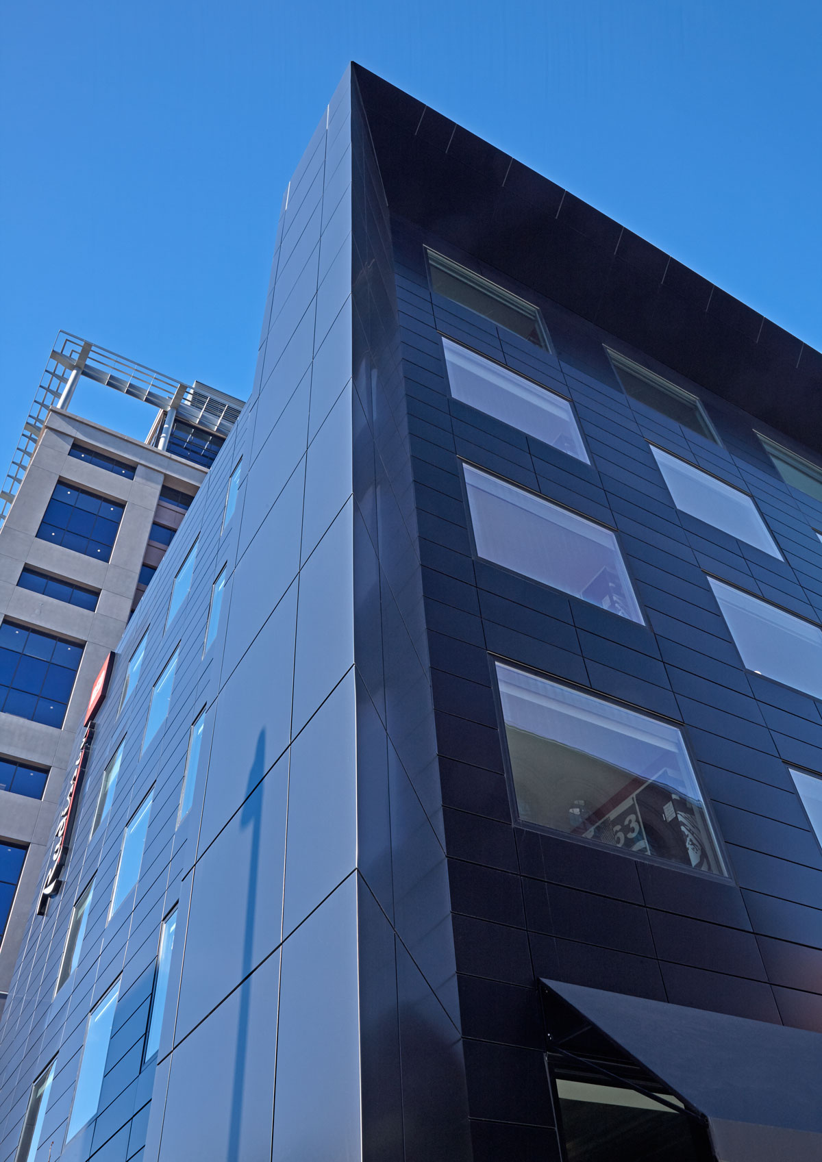 Radison RED Hotel, Minneapolis, ALUCOBOND® PLUS Focus Black, ESG Architecture Design, Atomic Sheet Metal, Ryan Companies US, Bergerson Photography