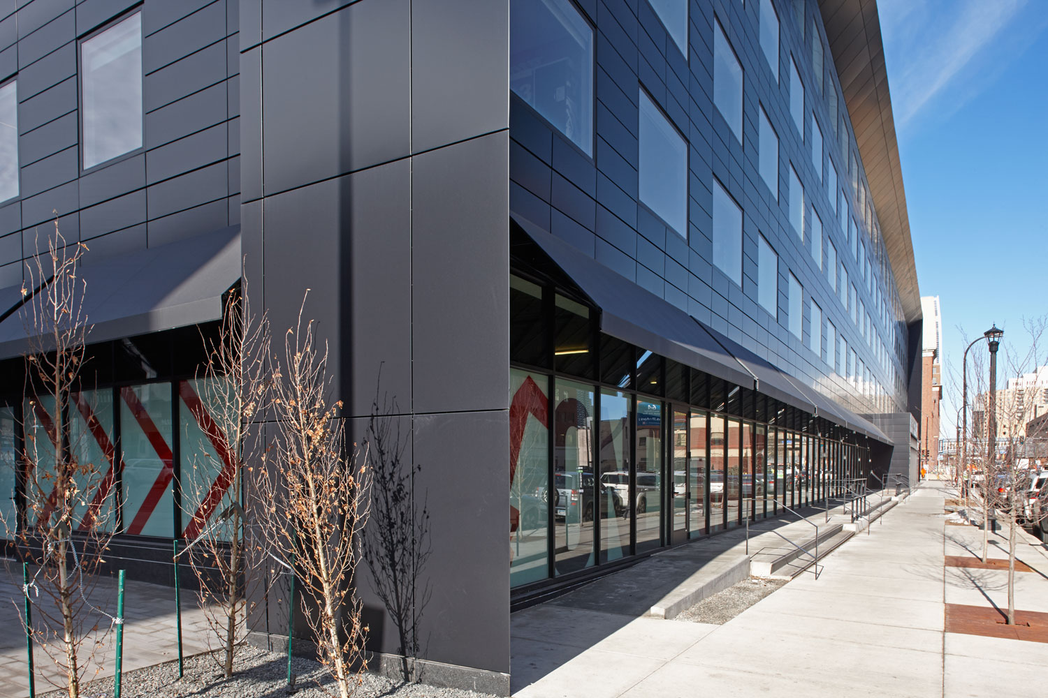 Radison RED Hotel, Minneapolis, ALUCOBOND® PLUS Focus Black, ESG Architecture Design, Atomic Sheet Metal, Ryan Companies US, Bergerson Photography