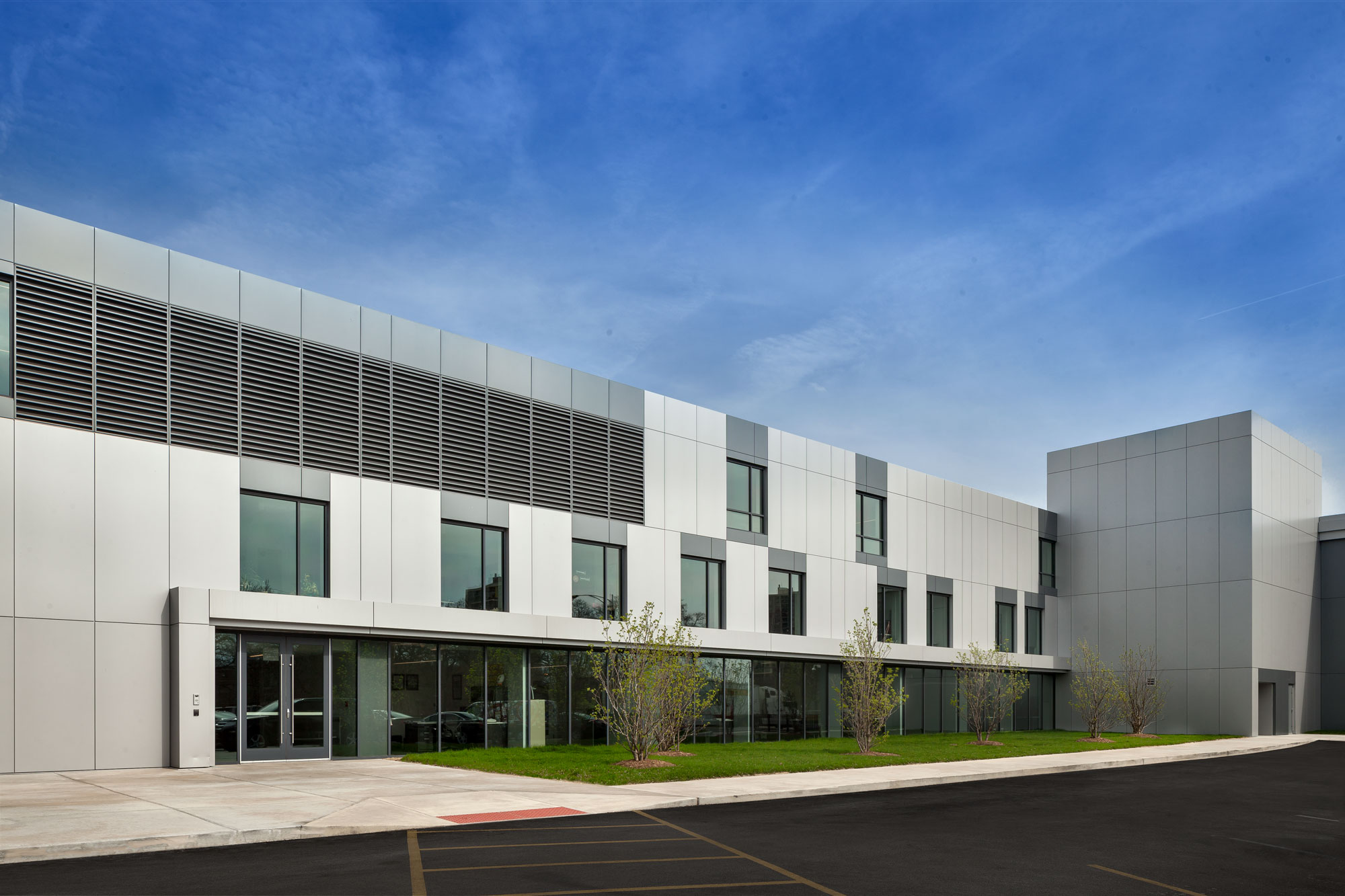 IBEW Local 134 Headquarters, Wight Company, Sobotec, Architectural Panel Systems, ALUCOBOND® PLUS, Photography Paul Schlismann